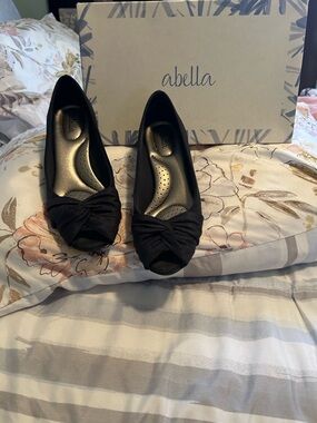 Abella Women's Navy Blue Knot Peep-Toe Flats